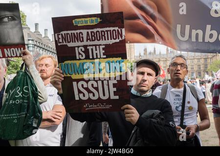 Londres, Royaume-Uni. 3rd septembre 2022. Les partisans de Pro-Life participent au rallye annuel « la vie pour la vie » anti-avortement sur la place du Parlement. Crédit: Wiktor Szymanowicz/Alamy Live News