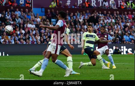 Leon Bailey (à droite) d'Aston Villa marque le premier but du match de la Premier League à Villa Park, Birmingham. Date de la photo: Samedi 3 septembre 2022. Banque D'Images