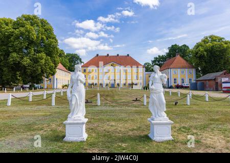 Roseburg - Allemagne - 1 août 2022: Château Gut Wotersen à Roseburg Schleswig-Holstein en Allemagne utilisé comme ensemble de films allemands Banque D'Images