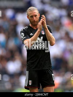 Tim Fulham applaudit les fans de la fin du match de la Premier League au Tottenham Hotspur Stadium, Londres. Date de la photo: Samedi 3 septembre 2022. Banque D'Images