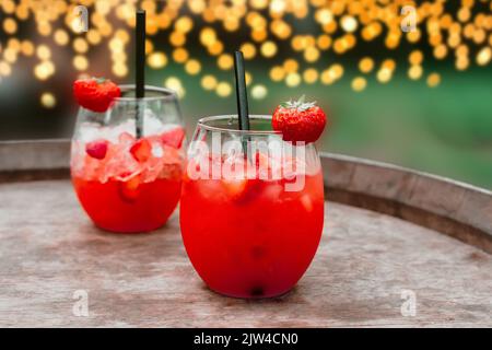 Cocktail de daiquiri aux fraises rouges ou queue de macktail en verre avec paille à boire. Boisson rafraîchissante d'été pour les fêtes ou les fêtes Banque D'Images