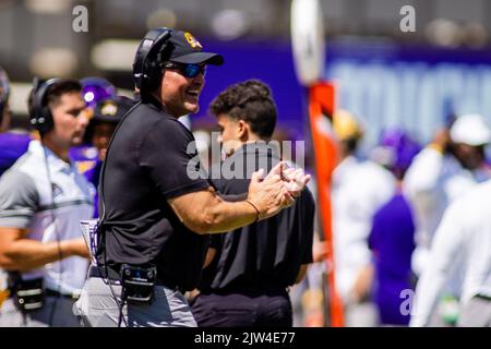 Greenville, Caroline du Nord, États-Unis. 3rd septembre 2022. Mike Houston, entraîneur-chef des Pirates de Caroline de l'est, sourit après un touchdown au cours du premier quart du match de football de la NCAA au Dowdy-Ficklen Stadium de Greenville, en Caroline du Nord. (Scott Kinser/CSM). Crédit : csm/Alay Live News Banque D'Images