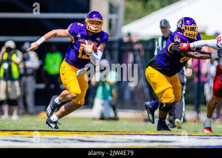 Greenville, Caroline du Nord, États-Unis. 3rd septembre 2022. Le quartier des Pirates de Caroline de l'est Holton Ahlers (12) court pour une première fois contre le Wolfpack de l'État de Caroline du Nord lors du match de football de la NCAA au stade Dowdy-Ficklen à Greenville, en Caroline du Nord. (Scott Kinser/CSM). Crédit : csm/Alay Live News Banque D'Images