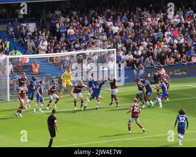 Fulham, Londres, Royaume-Uni. 3rd septembre 2022. Le club de football de Chelsea remporte un match extrêmement chanceux contre West Ham United 2-1 dans la première ligue le sixième jour de match, à Stamford Bridge. Ici : une tentative embrouillée sur le but de Ham occidental à la fin de Shed. Crédit : Motofoto/Alay Live News Banque D'Images