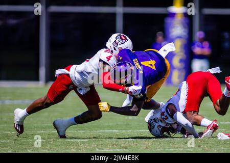 Greenville, Caroline du Nord, États-Unis. 3rd septembre 2022. North Carolina State Wolfpack sécurité Cyrus Fagan (4) atteint East Carolina Pirates Tight End Ryan Jones (4) pendant le premier trimestre du match de football de la NCAA au stade Dowdy-Ficklen à Greenville, en Caroline du Nord. (Scott Kinser/CSM). Crédit : csm/Alay Live News Banque D'Images