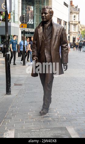 Statue de Brian Epstein d'Andy Edwards au centre-ville de Liverpool Banque D'Images