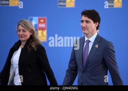 Espagne, Madrid - 30 juin 2022 : le Premier ministre canadien Justin Trudeau (R) et la ministre des Affaires étrangères Melanie Joly assistent au sommet de l'OTAN à Madrid (Espagne). Banque D'Images