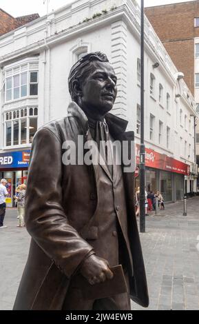 Statue de Brian Epstein d'Andy Edwards au centre-ville de Liverpool Banque D'Images