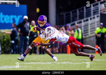 Greenville, Caroline du Nord, États-Unis. 3rd septembre 2022. Jaylen Johnson (1), un grand receveur de Pirates de Caroline du Nord, est frappé par le cornerback du Wolfpack de l'État de Caroline du Nord Aydan White (3) lors du deuxième quart du match de football de la NCAA au stade Dowdy-Ficklen à Greenville, en Caroline du Nord. (Scott Kinser/CSM). Crédit : csm/Alay Live News Banque D'Images