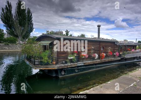 Paris, France - 29 mai 2022: Jolie péniche à fleurs colorées amarrée sur la Seine près de l'Ile de la jatte Banque D'Images