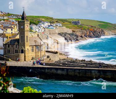 Vue sur le célèbre Institut de la Tour de l'horloge de Porthleven. Banque D'Images