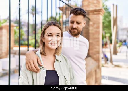 Jeune couple caucasien de petit ami et de petite amie ayant l'amusement dehors sur un jour ensoleillé de l'onu Banque D'Images