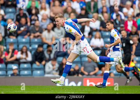 Hayden carter (17) de Blackburn Rovers dirige le ballon vers l'avant lors du match du championnat Sky Bet entre Blackburn Rovers et Bristol City à Ewood Park, Blackburn, le samedi 3rd septembre 2022. (Credit: Mike Morese | MI News) lors du match de championnat Sky Bet entre Blackburn Rovers et Bristol City à Ewood Park, Blackburn, le samedi 3rd septembre 2022. (Crédit : Mike Morese | MI News) crédit : MI News & Sport /Alay Live News Banque D'Images