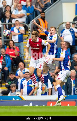 Rob Atkinson (5) de Bristol City en compétition aérienne avec Hayden carter (17) de Blackburn Rovers lors du match de championnat Sky Bet entre Blackburn Rovers et Bristol City à Ewood Park, Blackburn, le samedi 3rd septembre 2022. (Credit: Mike Morese | MI News) lors du match de championnat Sky Bet entre Blackburn Rovers et Bristol City à Ewood Park, Blackburn, le samedi 3rd septembre 2022. (Crédit : Mike Morese | MI News) crédit : MI News & Sport /Alay Live News Banque D'Images