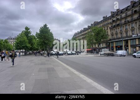 Paris, France - 27 mai 2022 : scène de rue sur la place de la République avec circulation et mouvement piétons flous Banque D'Images