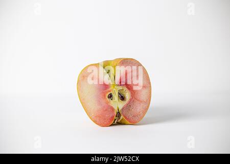 Une moitié d'une seule pomme lucy Glo sur fond blanc Banque D'Images