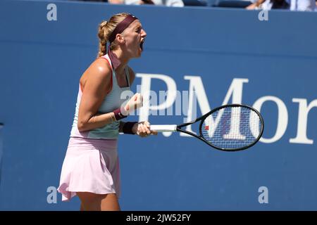 NEW YORK, NY - 3 septembre: Petra Kvitova, de la République tchèque, réagit au point qu'elle a gagné lors de son troisième match contre Garbine Muguruza, la graine numéro 9 de l'USTA Billie Jean King National tennis Centre sur 3 septembre 2022 à New York. Kvitova ne s'est pas mise à l'avant pour passer au quatrième tour. ( Credit: Adam Stoltman / Alamy Live News Banque D'Images