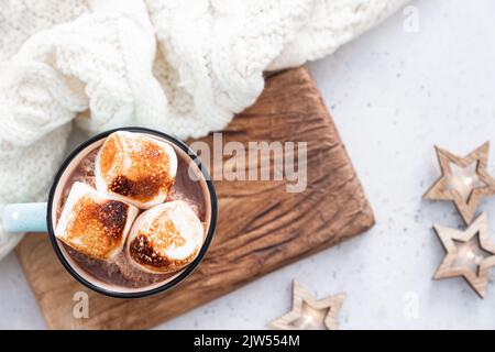 Sauve le chocolat chaud avec le guimauve rôti Banque D'Images