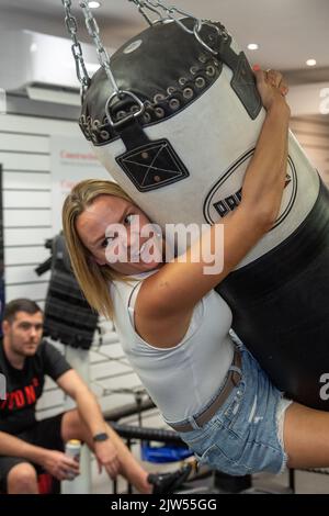 Brentwood Essex 3rd septembre 2022 Thomas Skinner (le chef principal de l'apprenti et de la célébrité) ouvre sa dernière entreprise d'affaires, le Bosh Gym à Brentwood Essex, Royaume-Uni. Fille balançoires sur le sac de punchbag crédit: Ian Davidson/Alay Live News Banque D'Images