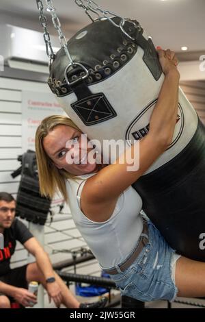 Brentwood Essex 3rd septembre 2022 Thomas Skinner (le chef principal de l'apprenti et de la célébrité) ouvre sa dernière entreprise d'affaires, le Bosh Gym à Brentwood Essex, Royaume-Uni. Fille balançoires sur le sac de punchbag crédit: Ian Davidson/Alay Live News Banque D'Images