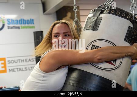 Brentwood Essex 3rd septembre 2022 Thomas Skinner (le chef principal de l'apprenti et de la célébrité) ouvre sa dernière entreprise d'affaires, le Bosh Gym à Brentwood Essex, Royaume-Uni. Fille balançoires sur le sac de punchbag crédit: Ian Davidson/Alay Live News Banque D'Images