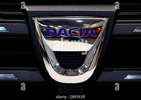 Sofia, Bulgarie - 3 juin 2022 : gros plan du logo Dacia au salon de l'automobile de Sofia. Banque D'Images