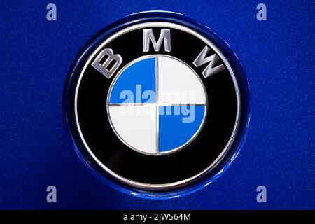 Sofia, Bulgarie - 3 juin 2022 : un gros plan du logo BMW est visible sur une voiture au Sofia Motor Show. Banque D'Images