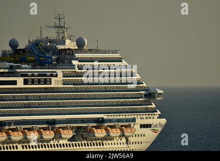 Les paquebots de croisière de la Costa Firenze quittent le port français méditerranéen de Marseille. Banque D'Images