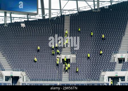 Londres, Royaume-Uni. 03rd septembre 2022. Le personnel vérifie les déchets après le match de la Premier League Tottenham Hotspur vs Fulham au Tottenham Hotspur Stadium, Londres, Royaume-Uni, 3rd septembre 2022 (photo de Richard Washbrooke/News Images) à Londres, Royaume-Uni le 9/3/2022. (Photo de Richard Washbrooke/News Images/Sipa USA) crédit: SIPA USA/Alay Live News Banque D'Images