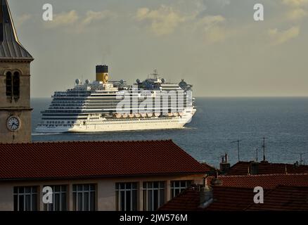 Marseille, France. 2nd septembre 2022. Les paquebots de croisière de la Costa Firenze quittent le port français méditerranéen de Marseille. (Image de crédit : © Gerard Bottino/SOPA Images via ZUMA Press Wire) Banque D'Images