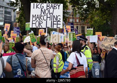 Londres, Royaume-Uni, 3 sept 2022 Mars for Life les partisans anti-avortement affrontent la marche pour les partisans de Choice pro Choice. Marche pour la vie rassemblement anti-avortement sur la place du Parlement. Un regain d'intérêt pour les droits à l'avortement après le renversement de Roe V Wade aux États-Unis. Credit: JOHNNY ARMSTEAD/Alamy Live News Banque D'Images