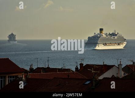 Marseille, France. 2nd septembre 2022. Le MSC Seaside (L) et la Costa Firenze (R) quittent le port méditerranéen français de Marseille. (Image de crédit : © Gerard Bottino/SOPA Images via ZUMA Press Wire) Banque D'Images