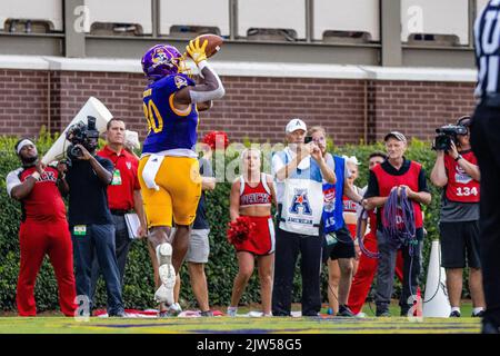 Greenville, Caroline du Nord, États-Unis. 3rd septembre 2022. East Carolina Pirates Tight End Shane Calhoun (80) fait le refrain contre le Wolfpack de l'État de Caroline du Nord pendant le troisième quart du match de football de la NCAA au stade Dowdy-Ficklen à Greenville, en Caroline du Nord. (Scott Kinser/CSM). Crédit : csm/Alay Live News Banque D'Images