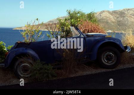 Vieille voiture originale utilisée comme porte-plante décorative près de l'hôtel Ilidi Roack, Livadia, île de Tilos, Dodécanèse, Grèce, UE Banque D'Images