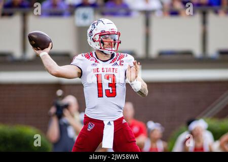 Greenville, Caroline du Nord, États-Unis. 3rd septembre 2022. North Carolina State Wolfpack Quarterback Devin Leary (13) se prépare à lancer pendant le troisième trimestre du match de football de la NCAA au stade Dowdy-Ficklen à Greenville, en Caroline du Nord. (Scott Kinser/CSM). Crédit : csm/Alay Live News Banque D'Images