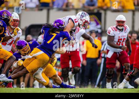 Greenville, Caroline du Nord, États-Unis. 3rd septembre 2022. La sécurité des pirates de la Caroline de l'est Gerard Stringer (7) sacs North Carolina State Wolfpack Quarterback Devin Leary (13) pendant le troisième trimestre du match de football de la NCAA au stade Dowdy-Ficklen à Greenville, en Caroline du Nord. (Scott Kinser/CSM). Crédit : csm/Alay Live News Banque D'Images