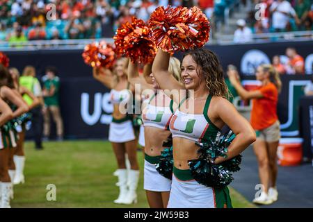 Miami Gardens, Floride, États-Unis. 3rd septembre 2022. Miami Hurricanes les meneurs contre l'équipe Bethune-Cookman Wildcats pendant la saison de football 2022 de la NCAA au Hard Rock Stadium de Miami Gardens, en Floride. Credit: Yaroslav Sabitov/YES Market Media/Alay Live News Banque D'Images