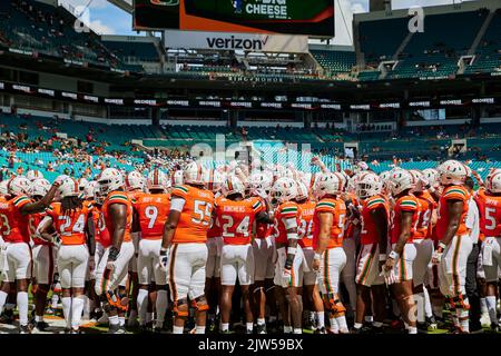 Miami Gardens, Floride, États-Unis. 3rd septembre 2022. Miami Hurricanes équipe contre l'équipe Bethune-Cookman Wildcats pendant la saison de football 2022 de la NCAA au Hard Rock Stadium de Miami Gardens, en Floride. Credit: Yaroslav Sabitov/YES Market Media/Alay Live News Banque D'Images