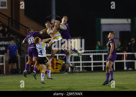 Newcastle, Royaume-Uni. 29th août 2022. Les joueurs disputent une balle de haut niveau lors du match DE championnat BETFRED entre Newcastle Thunder et York City Knights à Kingston Park, Newcastle, le samedi 3rd septembre 2022. (Credit: Chris Lishman | MI News) Credit: MI News & Sport /Alay Live News Banque D'Images