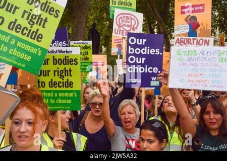 Londres, Royaume-Uni. 3rd septembre 2022. Les manifestants pro-choix font connaître leurs sentiments. Des manifestants pro-choix se sont rassemblés sur la place du Parlement en réponse à la Marche pour la vie, un rassemblement anti-avortement en cours. Les groupes anti-avortement au Royaume-Uni ont été encouragés par les événements aux États-Unis, avec des rapports suggérant que les groupes d'intérêt américains ont financé des campagnes anti-avortement au Royaume-Uni. Credit: Vuk Valcic/Alamy Live News Banque D'Images