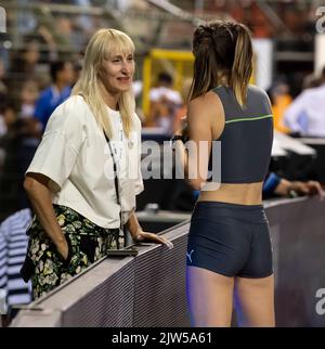 Yaroslava Mahuchikh et Tetyana Stepanova (entraîneur) d’Ukraine en compétition pour le saut en hauteur des femmes à l’Allianz Memorial Van Damme 2022, qui fait partie du 20 Banque D'Images