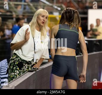 Yaroslava Mahuchikh et Tetyana Stepanova (entraîneur) d’Ukraine en compétition pour le saut en hauteur des femmes à l’Allianz Memorial Van Damme 2022, qui fait partie du 20 Banque D'Images