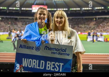 Yaroslava Mahuchikh et Tetyana Stepanova (entraîneur) d’Ukraine en compétition pour le saut en hauteur des femmes à l’Allianz Memorial Van Damme 2022, qui fait partie du 20 Banque D'Images