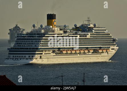 Marseille, France. 02nd septembre 2022. Les paquebots de croisière MSC Seaside et Costa Firenze quittent le port méditerranéen français de Marseille. (Photo de Gerard Bottino/SOPA Images/Sipa USA) crédit: SIPA USA/Alay Live News Banque D'Images