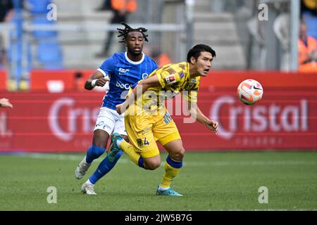 Mike Tresor Ndayishimiye de Genk et Daiki Hashioka de STVV se battent pour le ballon lors d'un match de football entre KRC Genk et STVV, le samedi 03 septembre 2022 à Genk, le jour 7 de la première division du championnat belge « Jupiler Pro League » de 2022-2023. BELGA PHOTO JOHAN EYCKENS Banque D'Images