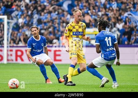 Christian Bruls de STVV et Mike Tresor Ndayishimiye de Genk photographiés en action lors d'un match de football entre KRC Genk et STVV, le samedi 03 septembre 2022 à Genk, le jour 7 de la première division du championnat belge de la Jupiler Pro League 2022-2023. BELGA PHOTO TOM GOYVAERTS Banque D'Images