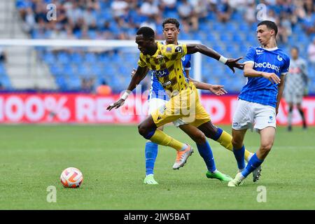 Mory Konate de STVV, Andras Nemeth de Genk et Bilal El Khannouss de Genk se battent pour le ballon lors d'un match de football entre KRC Genk et STVV, le samedi 03 septembre 2022 à Genk, le jour 7 de la première division du championnat belge « Jupiler Pro League » de 2022-2023. BELGA PHOTO JOHAN EYCKENS Banque D'Images