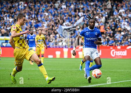 Wolke Janssens de STVV et Mike Tresor Ndayishimiye de Genk photographiés en action lors d'un match de football entre KRC Genk et STVV, samedi 03 septembre 2022 à Genk, le 7 jour de la première division du championnat belge de la Jupiler Pro League 2022-2023. BELGA PHOTO TOM GOYVAERTS Banque D'Images