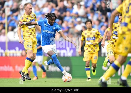 Christian Bruls de STVV et Mike Tresor Ndayishimiye de Genk se battent pour le ballon lors d'un match de football entre KRC Genk et STVV, le samedi 03 septembre 2022 à Genk, le jour 7 de la première division du championnat belge de la Jupiler Pro League 2022-2023. BELGA PHOTO JOHAN EYCKENS Banque D'Images