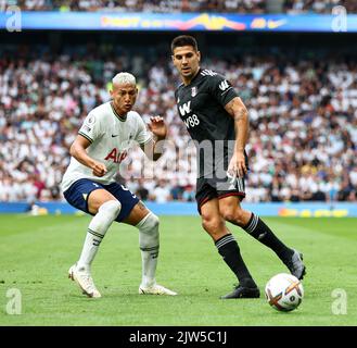 Londres, Angleterre, 3rd septembre 2022. Richarlison de Tottenham avec Aleksandar Mitrovic de Fulham pendant le match de la Premier League au Tottenham Hotspur Stadium, Londres. Le crédit photo devrait se lire: David Klein / Sportimage Banque D'Images